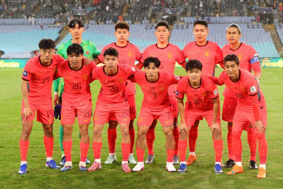 九游助手-国足战喀麦隆或变阵3中卫！训练曝光防线首发：朱辰杰+4位U23红星